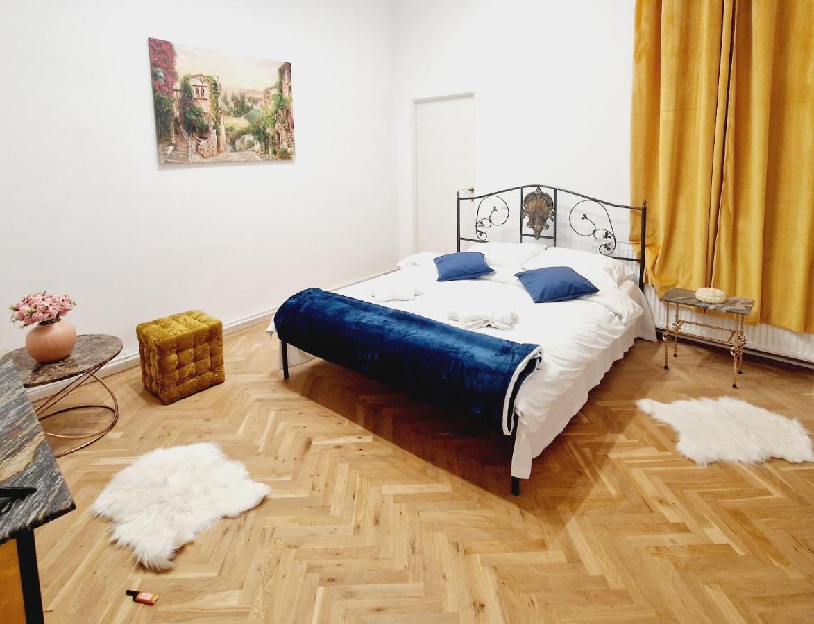 Royal 5* Mansion Near Square *